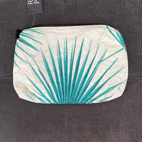 Roxy Pouch - Picture 2 of 2